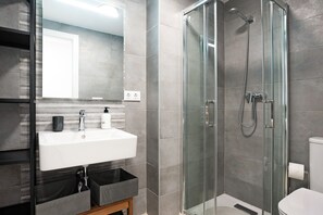 Douche, séchoir à cheveux, serviettes fournies