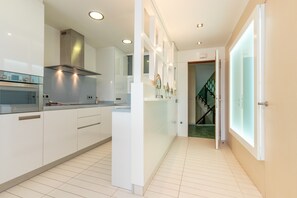 Fridge, microwave, oven, stovetop - Apartment 'Super Beach 2' with Sea View, Balcony and Wi-Fi (Platja d'Aro)