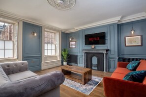 TV, offices - Paradise Square Remodelled 18th Century Apt 1 (Sheffield)