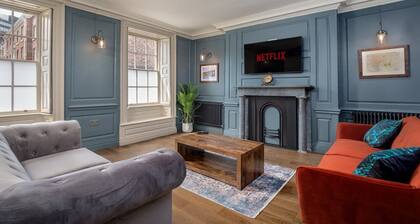 Paradise Square Remodelled 18th Century Apt 1