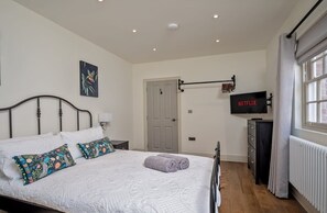 2 Schlafzimmer, Schreibtisch, Bügeleisen/Bügelbrett, WLAN