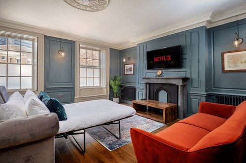 Paradise Square Remodelled 18th Century Apt 1