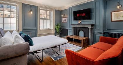 Paradise Square Remodelled 18th Century Apt 1