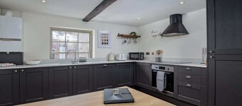 With Parking -Historic-Charm,City Centre-Modern Comfort