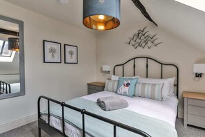 2 bedrooms, desk, iron/ironing board, WiFi