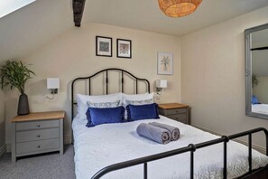 2 soverom, skrivebord, strykejern/-brett og wi-fi