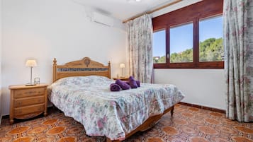 5 bedrooms, iron/ironing board, free WiFi, bed sheets