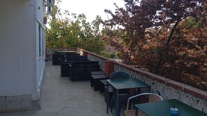 Outdoor dining - Holiday Home 'Casa Calafell' with Mountain View, Wi-Fi and Air Conditioning (SEGUR DE CALAFELL)