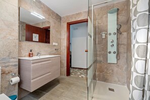 Ducha, secador de pelo y toallas