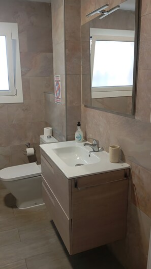 Shower, hair dryer, towels - Holiday Home 'Casa Calafell' with Mountain View, Wi-Fi and Air Conditioning (SEGUR DE CALAFELL)