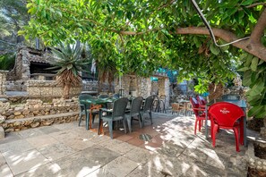 Outdoor dining - Holiday Home 'Casa Calafell' with Mountain View, Wi-Fi and Air Conditioning (SEGUR DE CALAFELL)