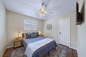 3 makuuhuonetta, työpöytä, silitysrauta/-lauta, Wi-Fi