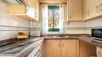 Frigorifero, microonde, forno, piano cottura