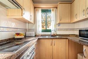 Een koelkast, een magnetron, een oven, een kookplaat