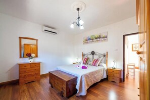 2 bedrooms, iron/ironing board, free WiFi, bed sheets - Vacation Home "Casa La Viña" with Sea View, Private Pool & Wi-Fi (Puntagorda)