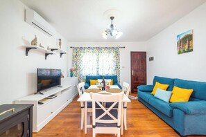 TV, fireplace - Vacation Home "Casa La Viña" with Sea View, Private Pool & Wi-Fi (Puntagorda)