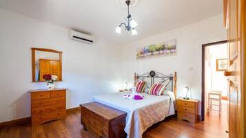 2 slaapkamers, een strijkplank/strijkijzer, gratis wifi, beddengoed