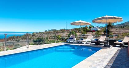 Vacation Home "Casa La Viña" with Sea View, Private Pool & Wi-Fi