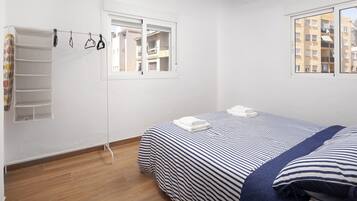 2 slaapkamers, een strijkplank/strijkijzer, gratis wifi, beddengoed