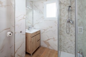Een douche, een haardroger, handdoeken