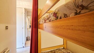 1 slaapkamer, een strijkplank/strijkijzer, gratis wifi, beddengoed