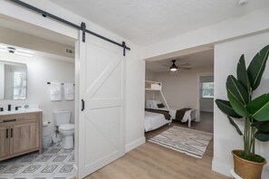 3 habitaciones, tabla de planchar con plancha, cuna de viaje y wifi 