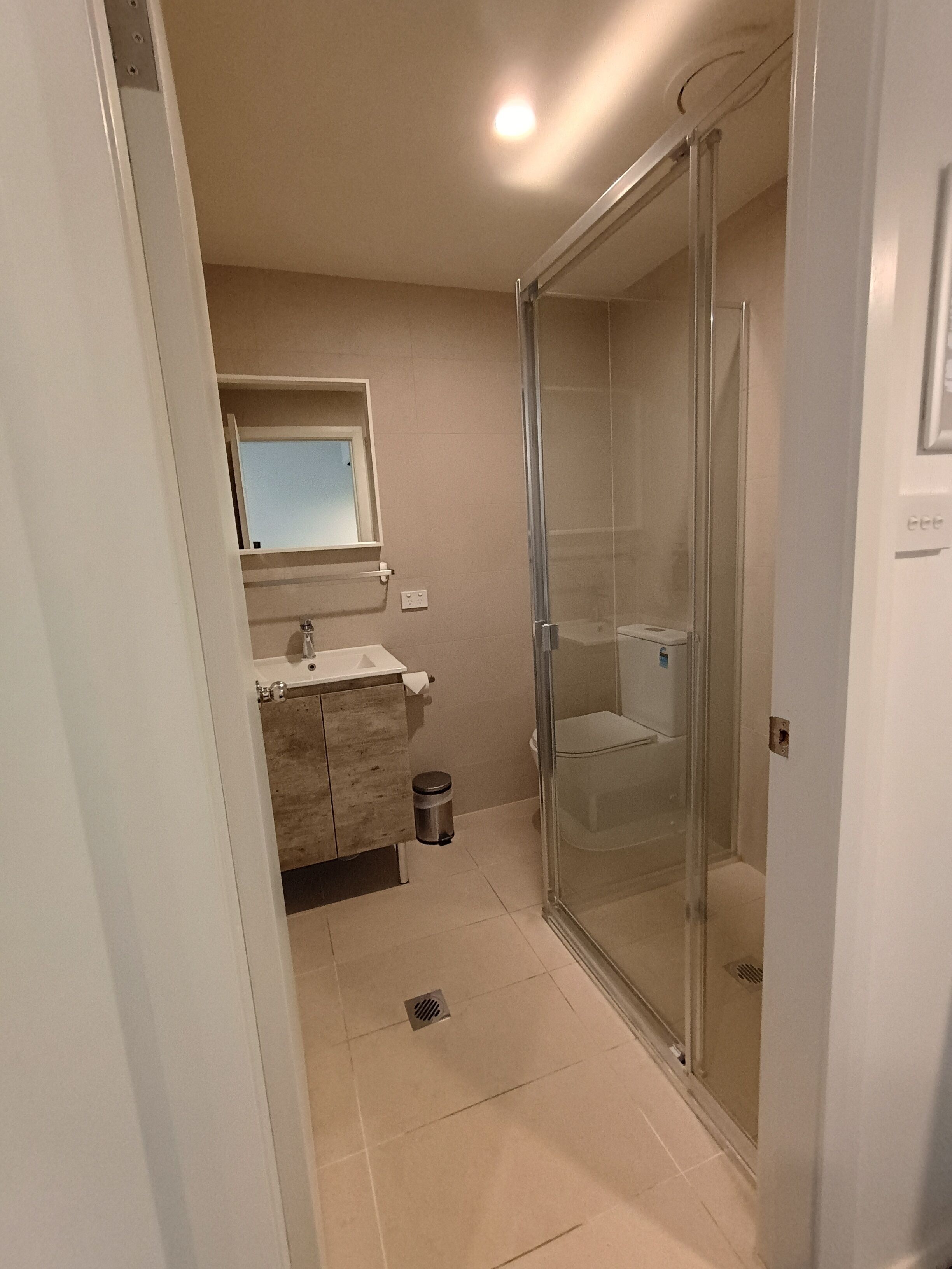 Basic Room, 1 Queen Bed | Bathroom | Shower, free toiletries, hair dryer, towels