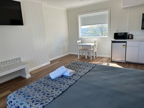 Verdunkelungsvorhänge, Bügeleisen/Bügelbrett, kostenloses WLAN