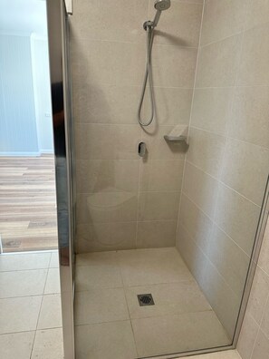 Shower, free toiletries, hair dryer, towels - Surf Beach Motel Newcastle (Charlestown)