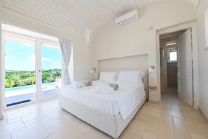 4 bedrooms, iron/ironing board, free WiFi, bed sheets