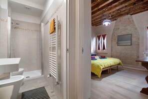 Shower, hair dryer, towels - Vacation Home "Ca' Lirica" with Wi-Fi & A/C (Venezia)