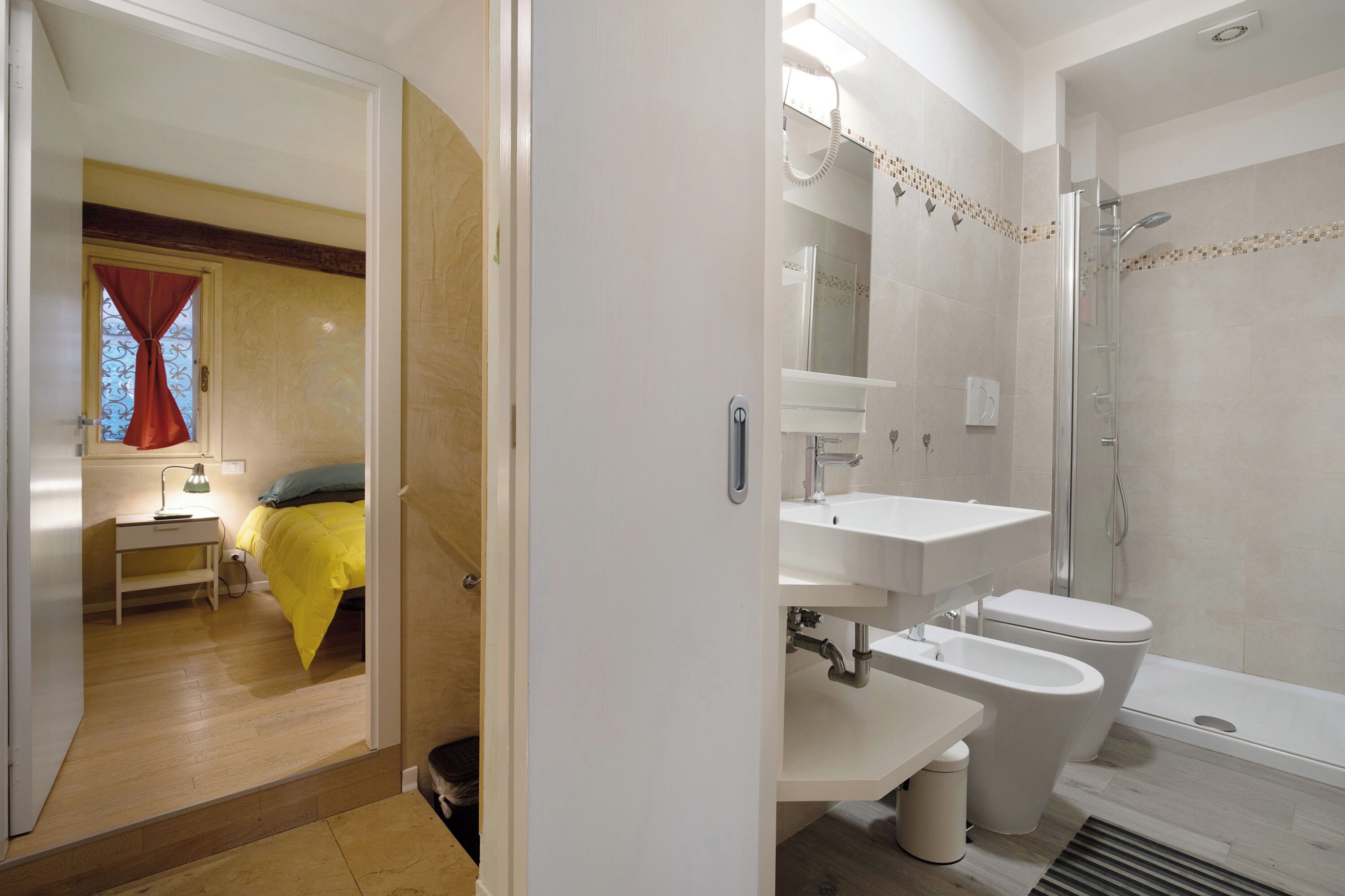 Douche, sèche-cheveux, serviettes fournies