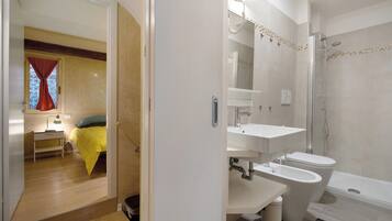 Regadera, secadora de cabello, toallas