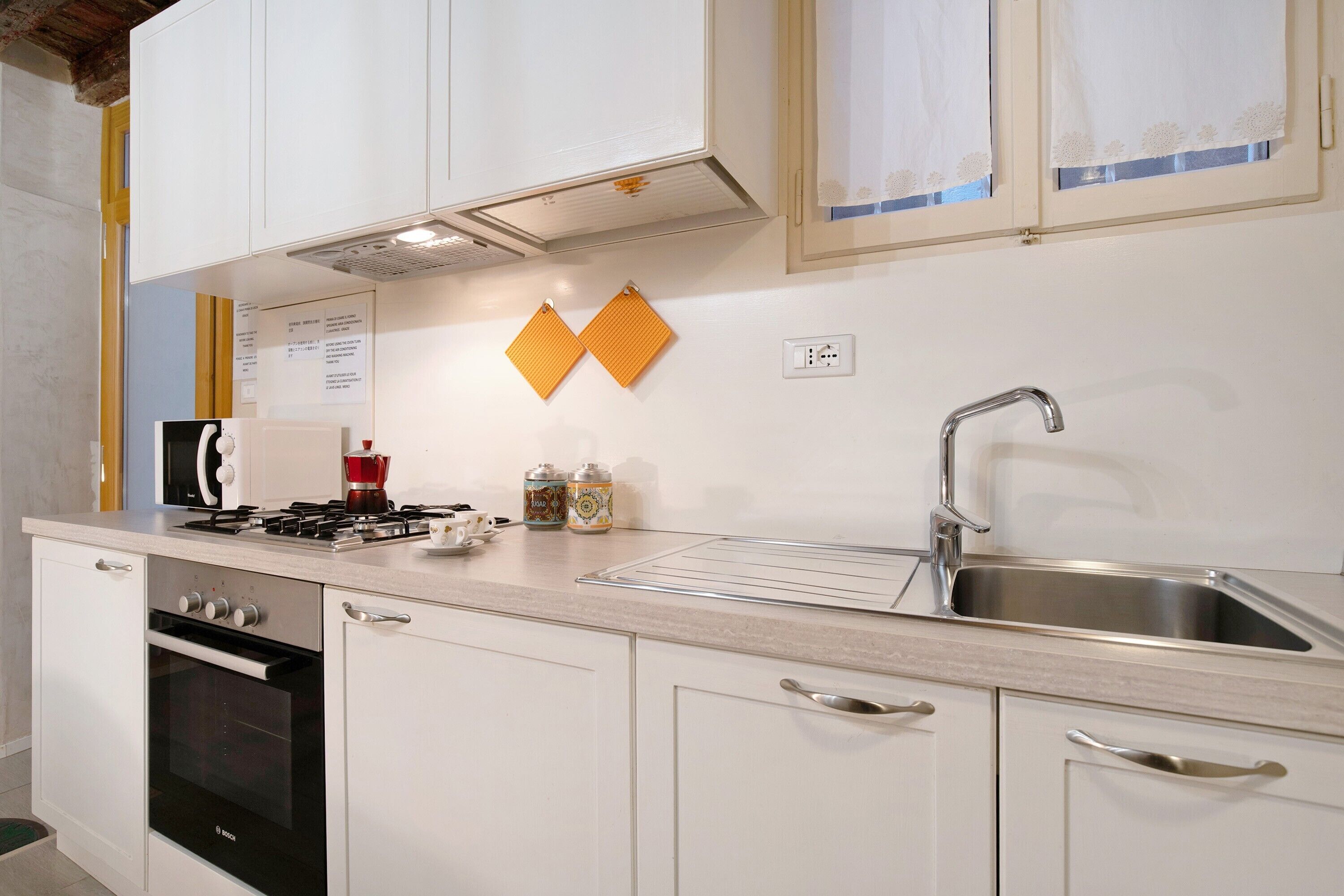 Frigorifero, microonde, forno, piano cottura