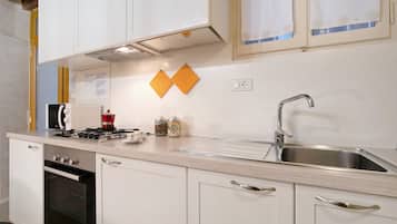 Frigorifero, microonde, forno, piano cottura