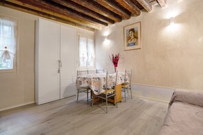 Dining - Vacation Home "Ca' Lirica" with Wi-Fi & A/C (Venezia)
