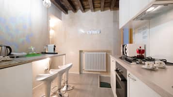 Frigorifero, microonde, forno, piano cottura