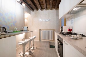 Fridge, microwave, oven, stovetop - Vacation Home "Ca' Lirica" with Wi-Fi & A/C (Venezia)