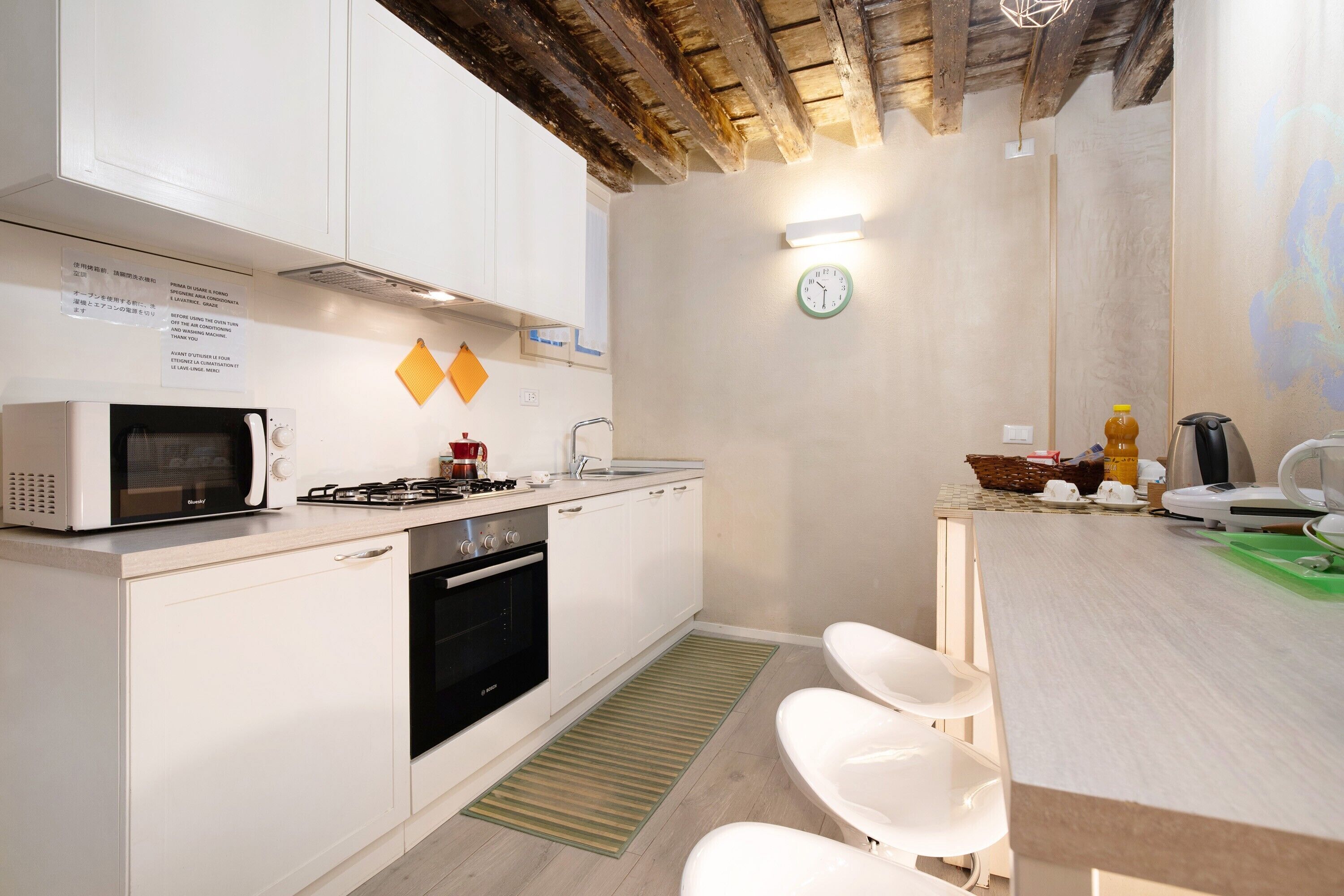 Geladeira, micro-ondas, fogão, cooktop