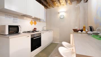 Frigorifero, microonde, forno, piano cottura