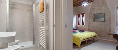 3 makuuhuonetta, ilmainen Wi-Fi, vuodevaatteet