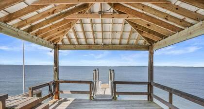 Charming Port Royal Cottage: Walk to Dining, 5 Min to Parris Island, Beach & Bike Trails!