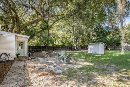 Charming Port Royal Cottage: Walk to Dining, 5 Min to Parris Island, Beach & Bike Trails!