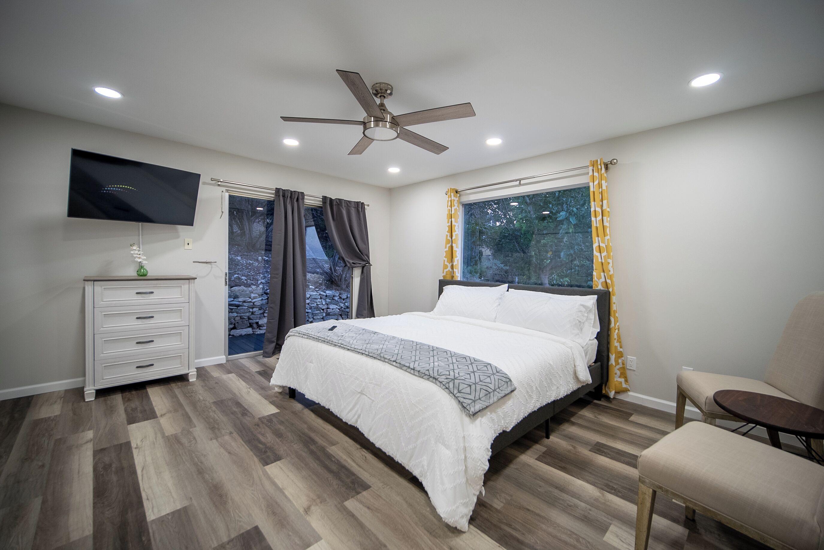4 bedrooms, desk, iron/ironing board, WiFi (free)