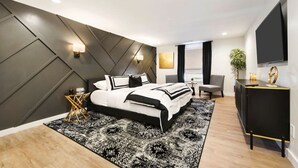 4 bedrooms, desk, iron/ironing board, travel cot - ★ HostWise Stays ★ Luxe Hot Tub | Great Patio | Driveway Parking (Pittsburgh)