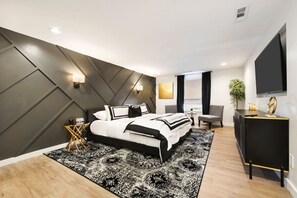 4 bedrooms, desk, iron/ironing board, travel crib - ★ HostWise Stays ★ Luxe Hot Tub | Great Patio | Driveway Parking (Pittsburgh)