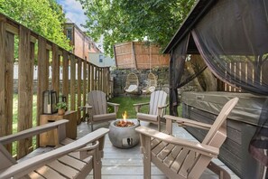 Property grounds - ★ HostWise Stays ★ Luxe Hot Tub | Great Patio | Driveway Parking (Pittsburgh)