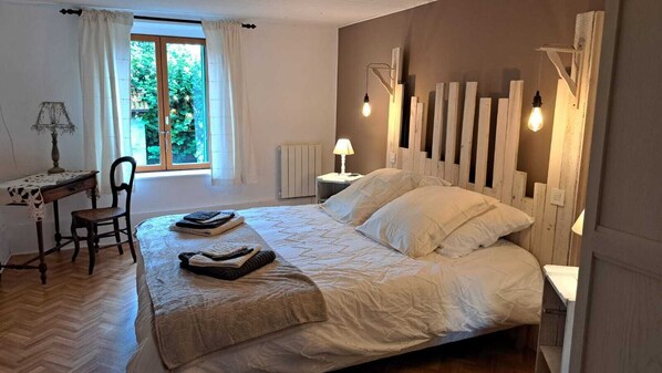 2 habitaciones, escritorio y tabla de planchar con plancha