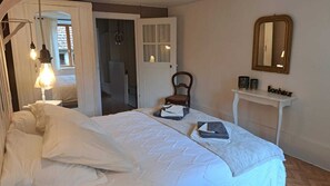 2 Schlafzimmer, Schreibtisch, Bügeleisen/Bügelbrett, Reisekinderbett