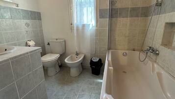 Douche, sĂšche-cheveux, bidet, serviettes fournies